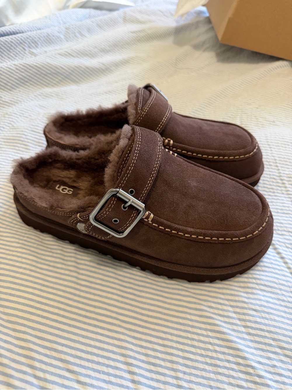 UGG Goldenstar Evelina Clogs in Burnt Cedar